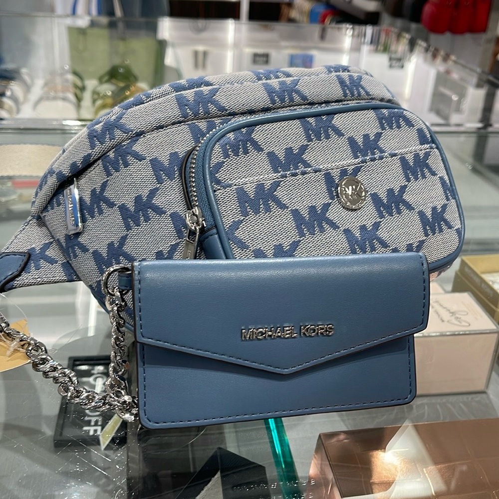 MICHAEL KORS
Maisie Large Logo 2-in-1 Sling Waist Fanny Pack Crossbody
NWT - Picture 1 of 16